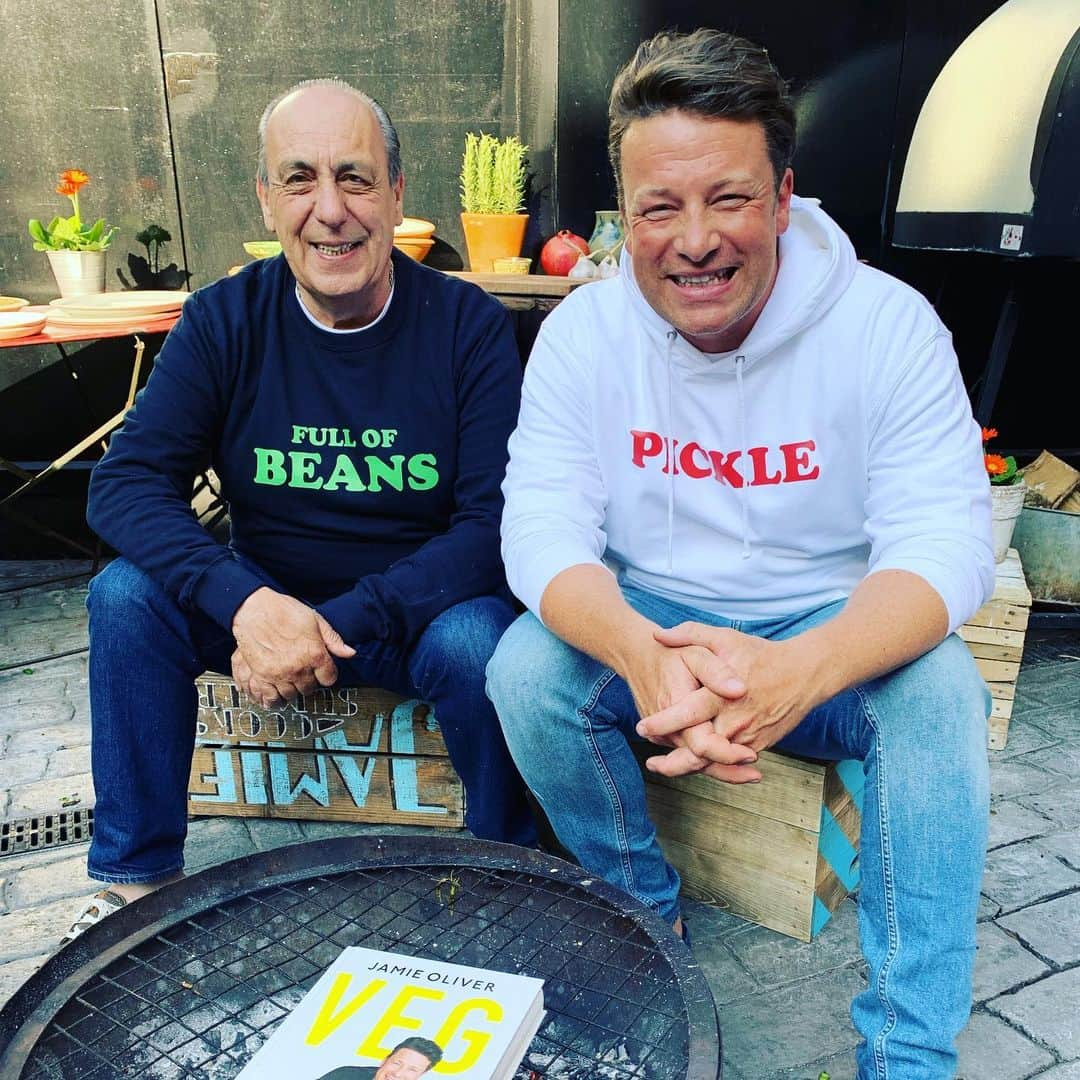 ジェイミー・オリヴァーさんのインスタグラム写真 - (ジェイミー・オリヴァーInstagram)「Back with my partner in crime @gennarocontaldo so nice to cook with him I hope your all well guys xxxx」8月7日 2時28分 - jamieoliver