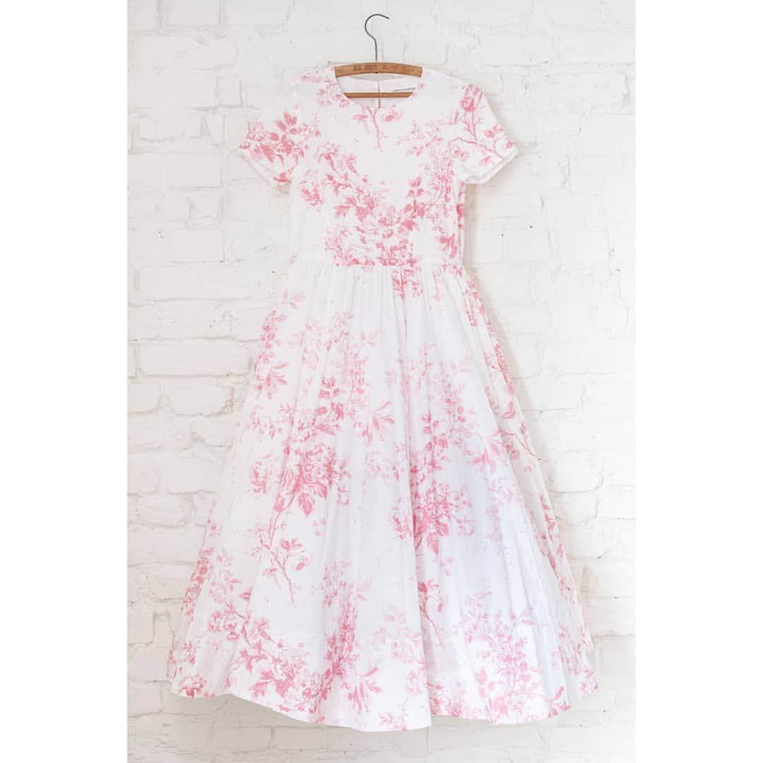 キャベジズ&ローゼズさんのインスタグラム写真 - (キャベジズ&ローゼズInstagram)「Our beautiful Glenda dress is hand printed and sewn in the UK. There are just a few pieces left in stock!  @christina_strutt @cabbagesandroses_shop #sustainablefashion #sustainability #oekotex #pigmentprint #britishfashion #summerdressing #beautifuldress #madewithcare #madeinengland #handmade」8月7日 2時29分 - cabbages_and_roses