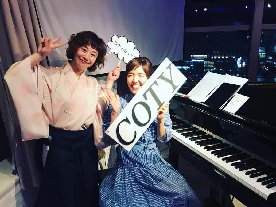 井上侑さんのインスタグラム写真 - (井上侑Instagram)「初・徳島公演！！！ 「ゆうとぴか」  ラジオ聴いてるよ〜と駆けつけてくださった皆さま、コティさんの常連さん、遠方からもお越し下さった皆さま、当日ふらりと、 本当に、ありがとうございました！ 第一回目の徳島ジョイントライブ、 おかげさまで、とても嬉しい出会いに、勇気を沢山いただきました。  これから、さらに楽しい番組作りに努めてまいります！！！ アンコールでは、ぴっかり☆さんが、またまたイケメンな惚れてまうやろー！なサプライズケーキをご用意くださり、 終演後にはコティさんで徳島カレーを堪能！フルーティでスパイシーで赤ワインのような香りが鼻から抜けて、ふぁ〜幸せ。  今回の開催にあたり、お力を貸してくださった皆々様に、感謝！！！ 必ず、パワーアップして、戻ってまいります。  #徳島 #コティ#fm徳島 #ゆうとぴか #落語 #live #singersongwriter」8月7日 2時31分 - yuinouehappy