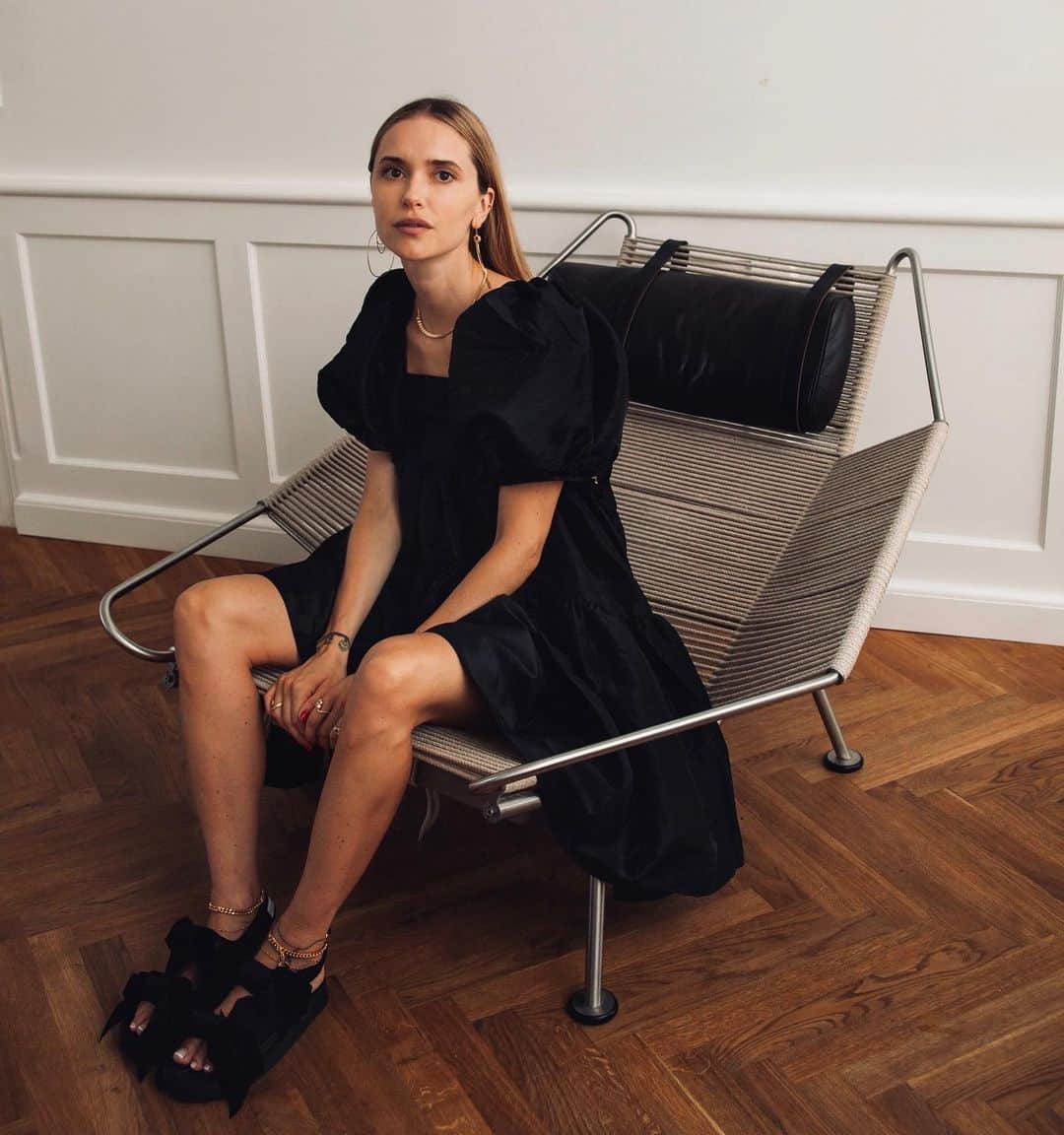ペニーレ・タイスベックのインスタグラム：「Scandy Candy🖤 @MATCHESFASHION #mfxstylesocial」
