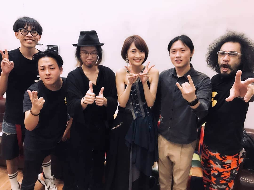 AYASAさんのインスタグラム写真 - (AYASAInstagram)「今回の上海&広州ワンマンに、こないだのBML2019で共演したキーボード🎹のMaybe、ギター🎸の迪悗Music、ベース🎸のSatoriが遊びに来てくれました\(*´ω`*)/✨ 忙しい中来てくれてすごく嬉しかったー！！！ 中国で演奏させていただく機会をいただけて、こうやって海外のアーティストさんと繋がりを持つことができるなんて本当にありがたいことです…✨ 我也想和他们一起Live😆💕 ・ ・ #maolivehouseshanghai #maolivehouseguangzhou #告白之夜 #告白の夜 #ayasa #shanghai #上海 #guangzhou #広州 #广州 #china」8月7日 2時47分 - ayasa_doya