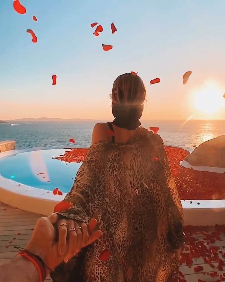 Murad Osmannのインスタグラム：「#followmeto the heart of Mykonos with @natalyosmann. Huge thanks to @concierge_cavotagoomykonos for arranging it :). By the way do you know how many flowers it takes to fill the heart pool? 14000 or 30000?」