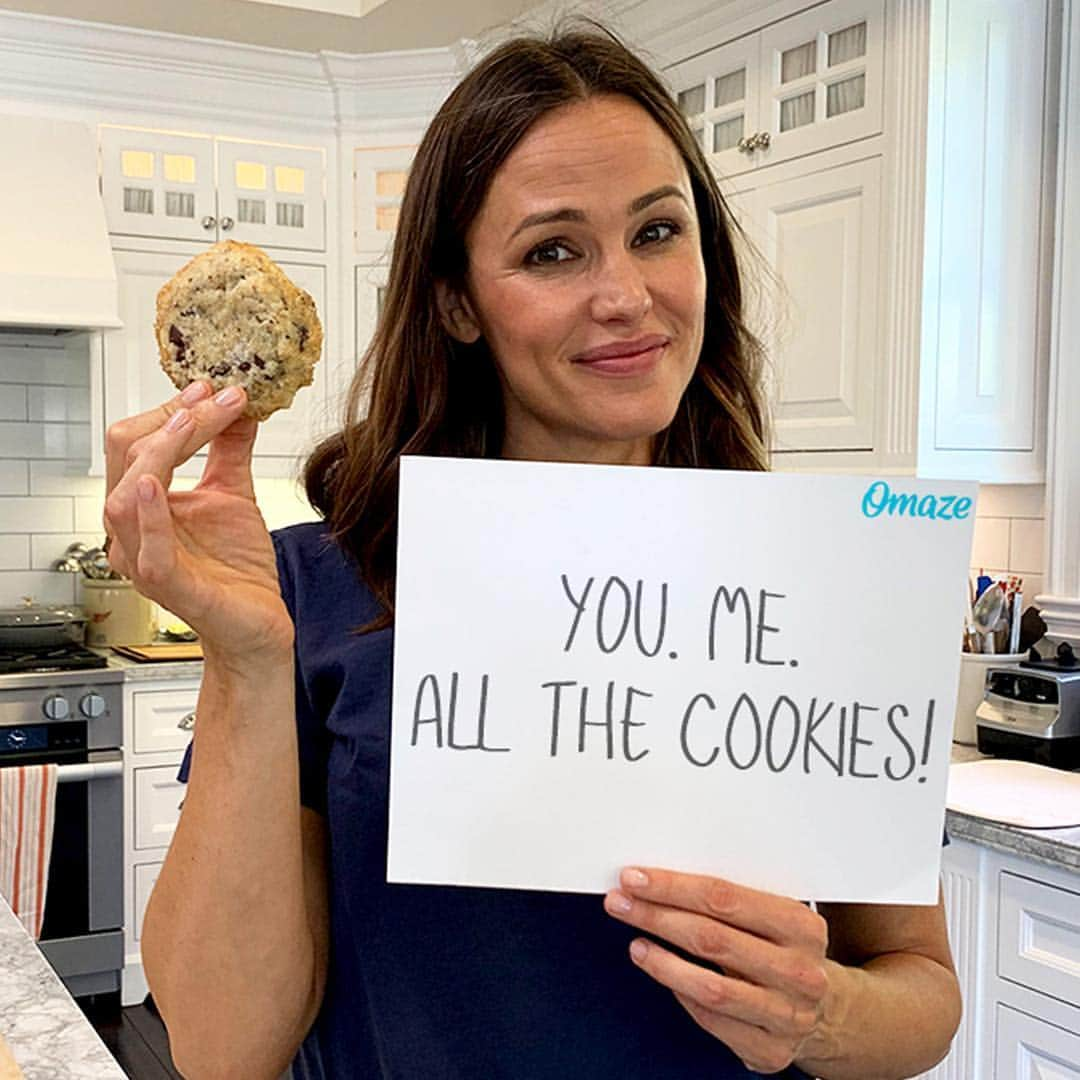 ジェニファー・ガーナーさんのインスタグラム写真 - (ジェニファー・ガーナーInstagram)「My house smells like cookies again—do calories count when you bake for a worthy cause? 🍪😁 NO! Come bake with me and lose weight in the process—because we will be raising money for the Epilepsy Foundation while we have a great time. 🤗🤗 Your chance to win is @omaze and the link in my profile. #cookiesandwine #averygoodtime #onlyatomaze」8月7日 2時59分 - jennifer.garner