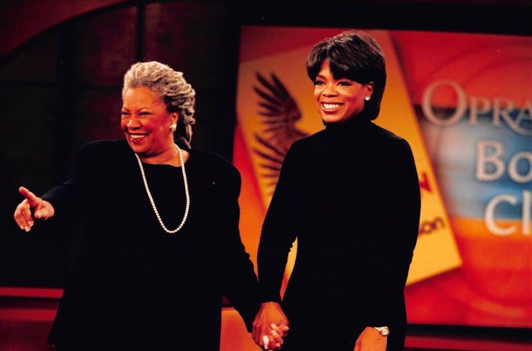 オプラ・ウィンフリーのインスタグラム：「In the beginning was the Word. Toni Morrison took the word and turned it into a Song…of Solomon, of Sula, Beloved, Mercy, Paradise Love, and more.  She was our conscience. Our seer. Our truth-teller.  She was a magician with language, who understood the Power of words. She used them to roil us, to wake us, to educate us and help us grapple with our deepest wounds and try to comprehend them.  It is exhilarating and life-enhancing every time I read and share her work. This pic was her first appearance on the Oprah Show. She was Empress-Supreme among writers. Long may her WORDS reign!」