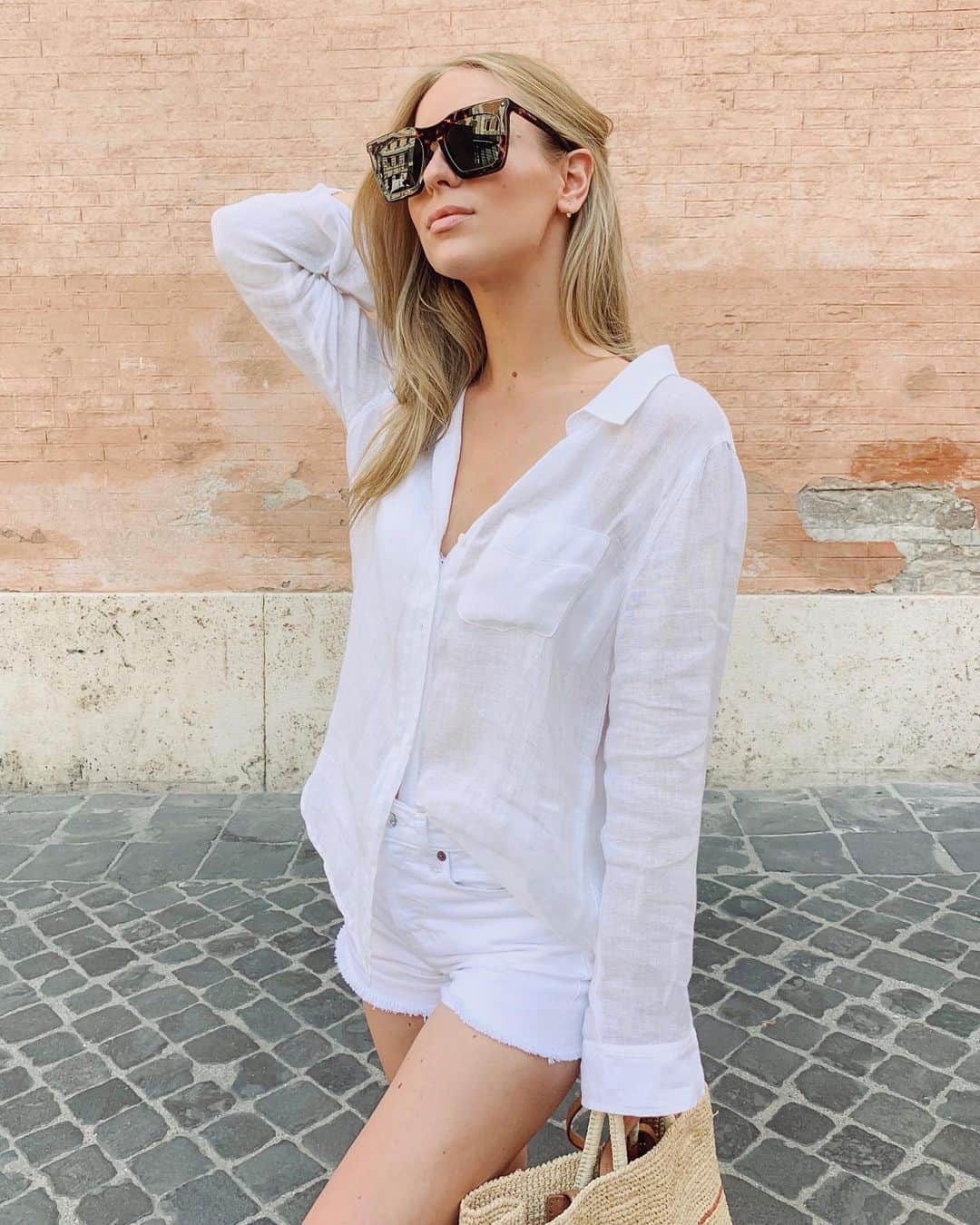 Carin Olssonさんのインスタグラム写真 - (Carin OlssonInstagram)「I lost my favourite white linen shirt for summer a few days into our vacation so here’s a little post to remember it by 😭」8月7日 2時54分 - parisinfourmonths