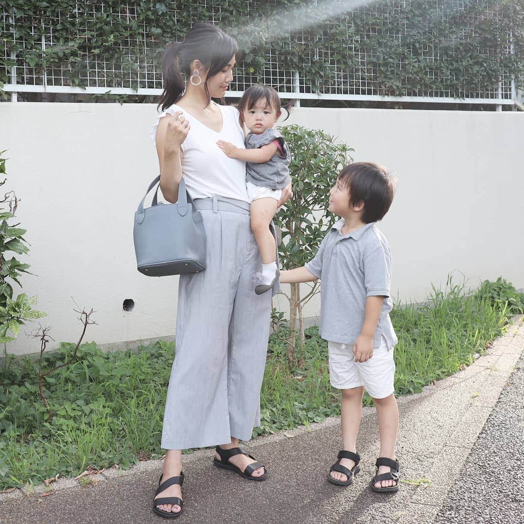 Eri Satoのインスタグラム：「white×grayリンクコーデ · tops: @pierrot_shop pants: @globalwork_official shoes: @pikolinos_shoes bag: @kalie_official pierce: @rhythm_everyday · 娘寝起きで不機嫌w 今日は座談会へ。 · バッグは先日紹介した @kalie_official のcarreの新色です😊 カリエのバッグにしては珍しく付属のショルダー紐がないので、子どもとのお出かけの時は勝手に他のバッグのショルダー紐を付けてますw 写真では見えてないけど😂 ·  靴は @pikolinos_shoes 息子の @outletshoes_official のサンダルと雰囲気が似てる😁 · ピアスは @rhythm_everyday 夏にぴったりな涼しげデザインなのでよく使ってます😋 · #mamagirl#locari#コーディネート#ママコーデ#ママファッション #プチプラ#プチプラコーデ#夏コーデ#夏#ママモデル #l4like #instagood#outfit #simple #coordinate  #fashion #casual #コーデ#シンプルファッション#カジュアル #style #お洒落さんと繋がりたい #code #ファッション#ootd#親子リンクコーデ愛好家#親子」