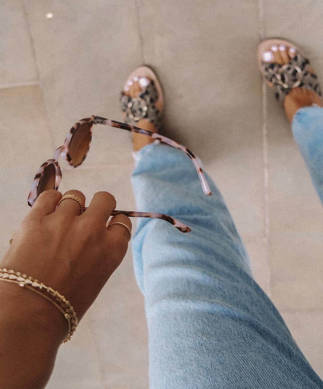 アクセサライズのインスタグラム：「It's all in the detail. Inject modern prints into your everyday with our tort resin sunnies and leopard print sliders. 🔍 - Sunglasses (similar) 6931377000 🔍 - Sliders 7950133241 🔍 - Bracelet 7841248100 📷: @laurencrowe88 Tap the link in the bio to shop now.  #Accessorize #Accessorizer」