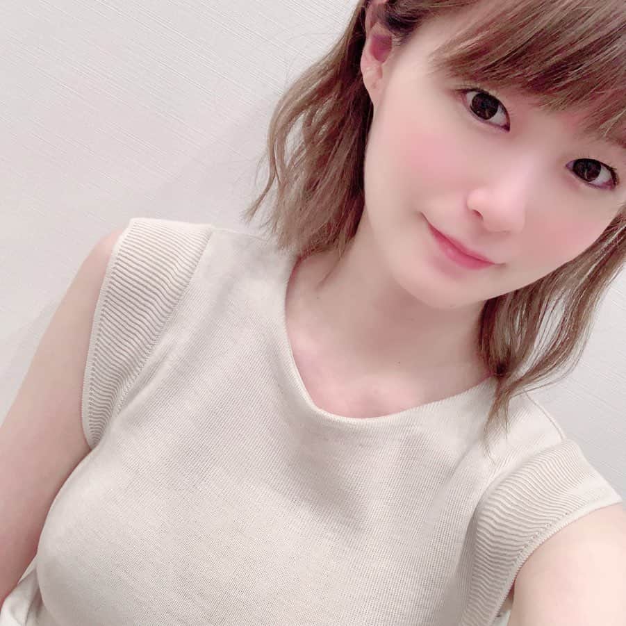 しほの涼のインスタグラム：「今日は出産後初めて母に娘を預けて、旦那さんと2人で夕飯を食べてきました😌 母乳を絞って冷蔵庫に入れて出かけたのだけど、2人で食事をしていても何だか落ち着かない😓💦 たまには息抜きでって2人にしてもらったけど『早めに帰ろっか😂』ってなって帰宅😅 つまらない訳ではなくて、母が見てくれてるし大丈夫なのはわかってるのに娘の姿が見当たらないと落ち着かない。 帰ってきたら娘は何時間かだったけど、とっても頑張っていて心の底から愛しいなと思いました。 自分の子供、可愛いのは当たり前だけど 毎日不眠不休の育児をしていると必死すぎて余裕がなく、目の前の我が子を『可愛い』って思う時間より 『大変』って思う時間が増えてた。 少し離れただけで、自分の心に余裕が出来て当たり前で気付かない幸せに今日気付かせてもらいました。 こうやって ひいてみる事も大切なんですね😌💕 育児は思ってたより何倍も大変だけれど、そうやって育てたから我が子は宝で可愛い‼️ 1日1日 今日はおっぱい上手に出来たな、でも寝かしつけに失敗しちゃったな、こうすれば良かったな、と勉強の毎日🙇‍♀️ 娘は1ヶ月おめでとう🎉 私も母親業1ヶ月お疲れ様🎊 娘の成長に合わせて私も成長していこう💪 #ママリ #母は偉大だ #新生児育児 #2時間おき #授乳 #母乳育児 #授乳ワンピース #育児日記 #育児あるある #ベビー #令和ベビー #令和ベイビー #女の子ママ #新生児あるある #新生児ママ #新米ママ #ママライフ」