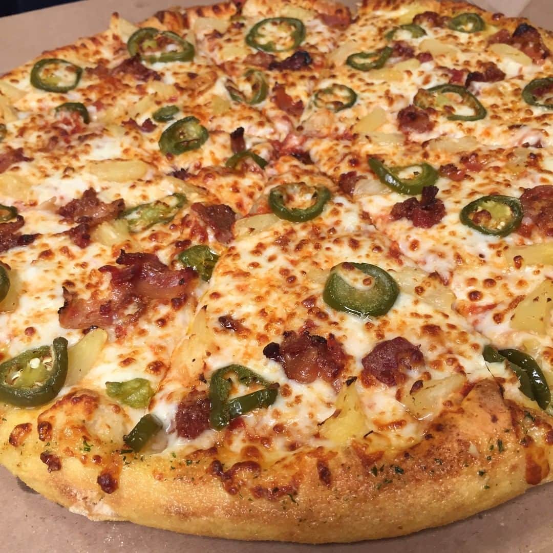 Domino's Pizzaさんのインスタグラム写真 - (Domino's PizzaInstagram)「Pineapple. Jalapeño. Bacon. Which topping has gotta go? 🤔」8月7日 3時05分 - dominos