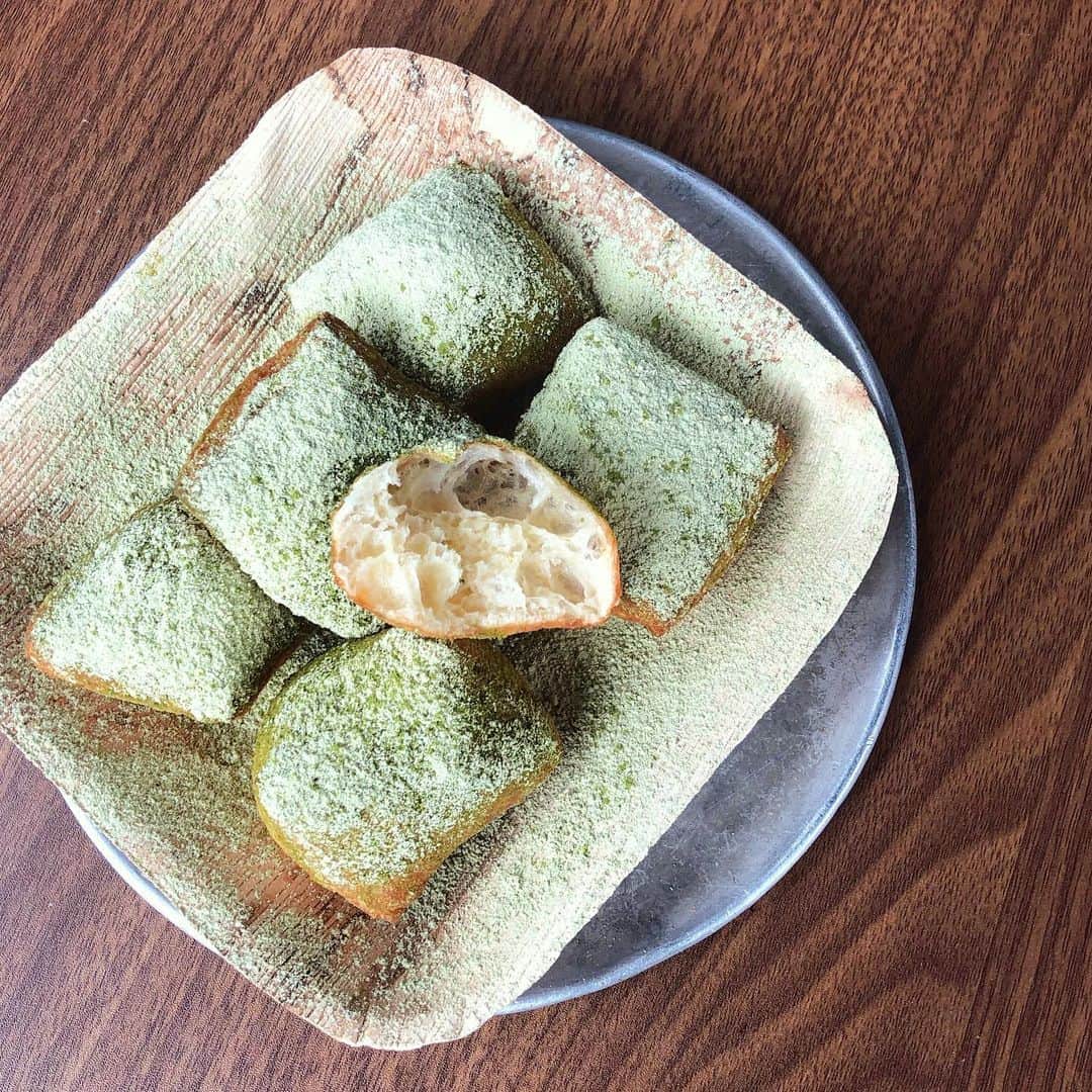 DOMINIQUE ANSEL BAKERYさんのインスタグラム写真 - (DOMINIQUE ANSEL BAKERYInstagram)「Pillowy soft Matcha Beignets at @dominiqueanselkitchen, fried to order so they’re served warm, with plenty of matcha powdered sugar on top to finish. 🍵」8月7日 3時16分 - dominiqueansel