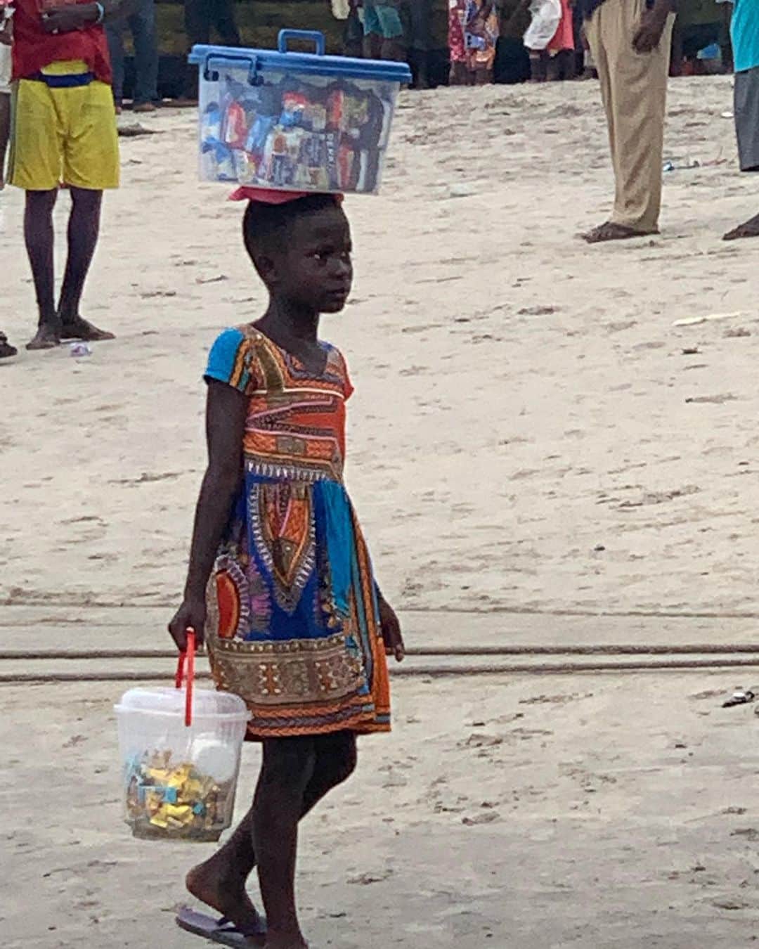 サミュエル・L・ジャクソンさんのインスタグラム写真 - (サミュエル・L・ジャクソンInstagram)「These lil’ folk make so happy! Always a wave & a smile! #homecoming #ghana #enslaveddocumentary」8月7日 3時10分 - samuelljackson