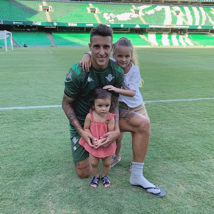のインスタグラム：「Con mis 2 Cabritas✨HAPPY😃 Muchas gracias a todos los que os habéis acercado a ver el entrenamiento!!!💚 #MushoBetis @realbetisbalompie #11」