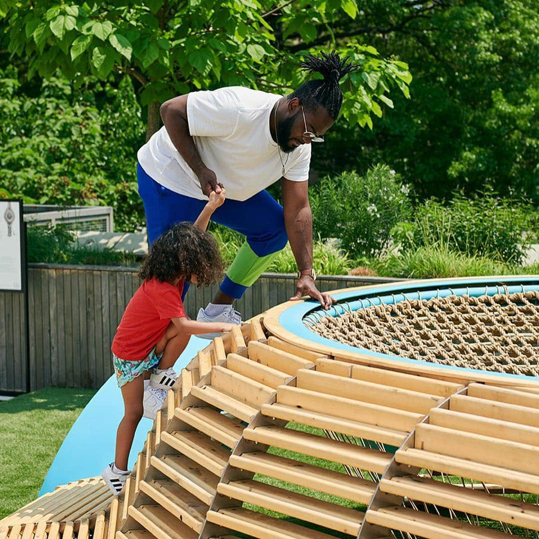 Design Milkさんのインスタグラム写真 - (Design MilkInstagram)「@triloxworkshop has installed an interactive sculptural #playscape named NEST at @bcmkids in Crown Heights. The #installation was inspired by nests created by the baya weaver bird, with NEST being constructed from reclaimed New York City water tower wood that’s been woven into a climbable exterior, hammock area, and creative interior space. \\\ designmilk.com」8月7日 3時12分 - designmilk