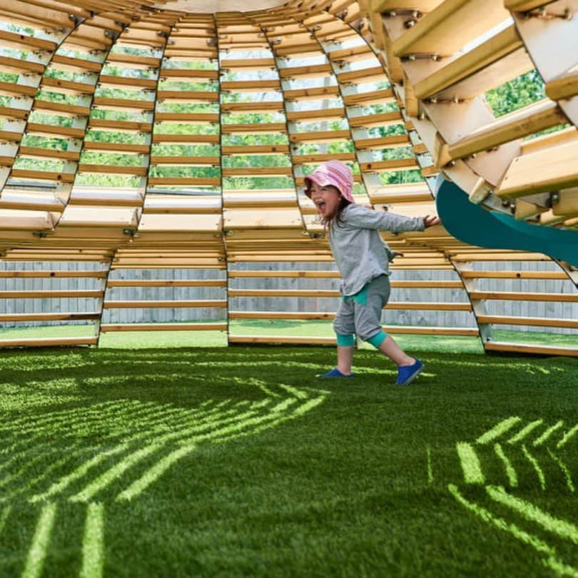 Design Milkさんのインスタグラム写真 - (Design MilkInstagram)「@triloxworkshop has installed an interactive sculptural #playscape named NEST at @bcmkids in Crown Heights. The #installation was inspired by nests created by the baya weaver bird, with NEST being constructed from reclaimed New York City water tower wood that’s been woven into a climbable exterior, hammock area, and creative interior space. \\\ designmilk.com」8月7日 3時12分 - designmilk