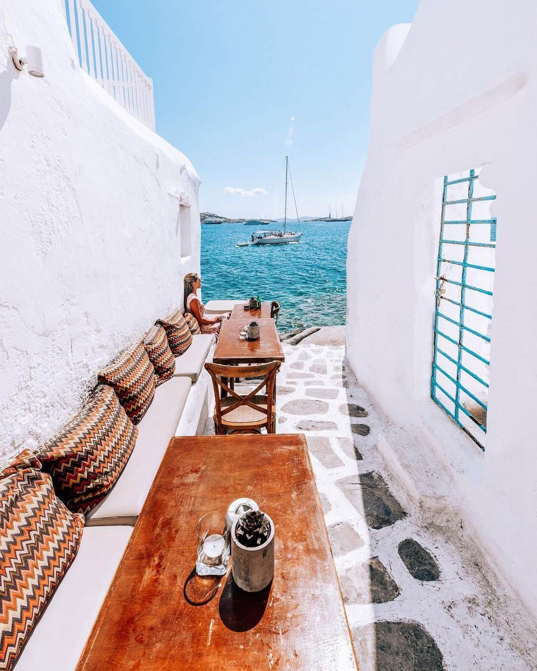 Izkizのインスタグラム：「Streets of Mykonos 💙 What’s your favourite Greek Island? 🇬🇷」