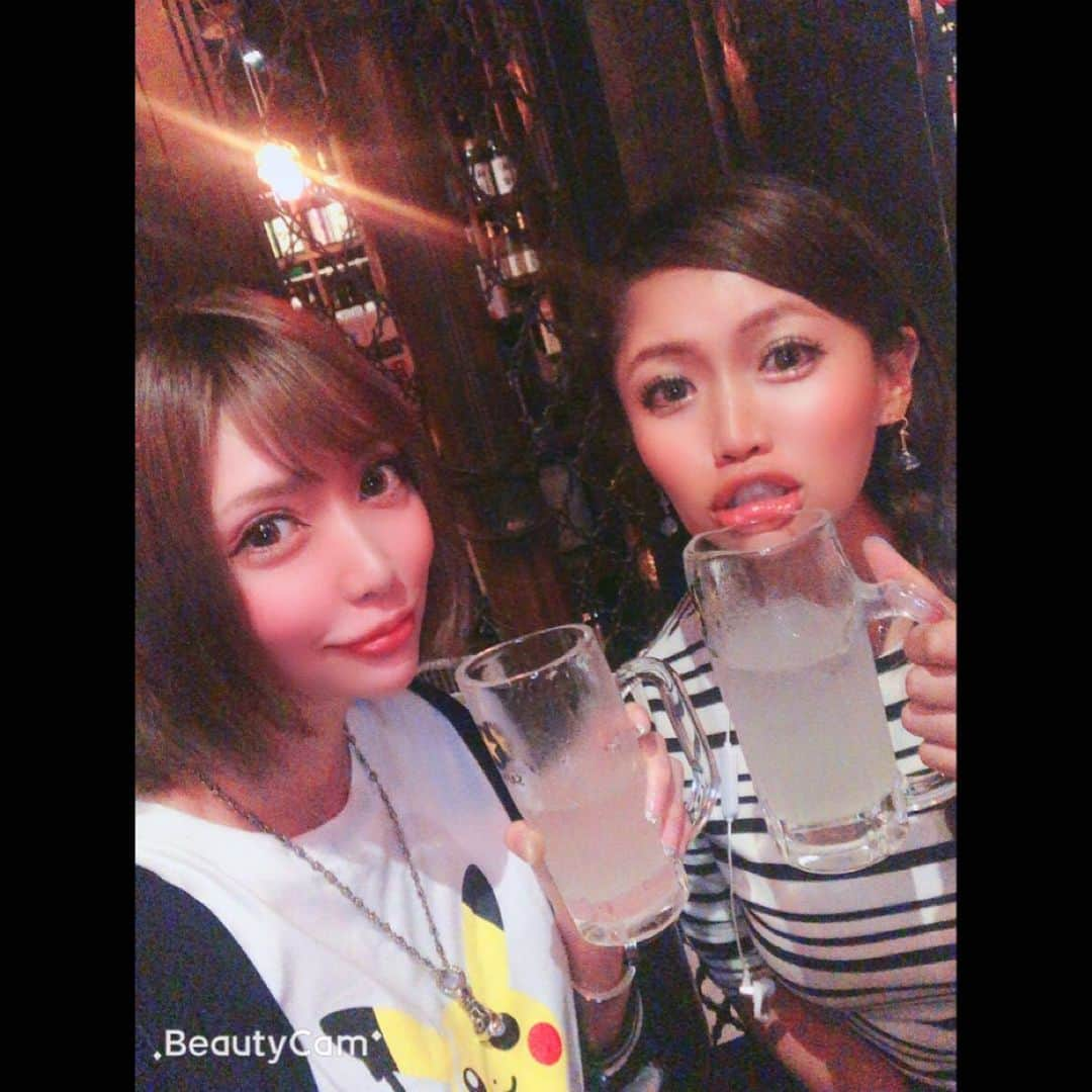 美神れおなさんのインスタグラム写真 - (美神れおなInstagram)「#タイムラグ投稿  #肉友 である 宝城のリナさんと2時間もないのに#飲み放題 ぶっ込んだり😂 。  うえけんさん(@kj_uehara)と @jiroro0808 と @k_k_kaaa に飲みに行き、やっぱりベロベロだし、電話してきたのに誘う相手を間違えたってここ最近ずっと言われるし（笑）何故か帰ってまた家出たらまた遭遇して、ホームレスと言われる始末だし🤔  最近ディスられてますよね？！🤔🤔🤔🤔😂 とりあえずこの2人は #パリピ って人達だと思ってる😗😗へへ @kj_uehara  @rina_houjou  #新宿#歌舞伎町#bar#バー#ビリービリー#ハート#クラウドナイン #宝城リナ#うえけんさん」8月7日 3時25分 - reona1291