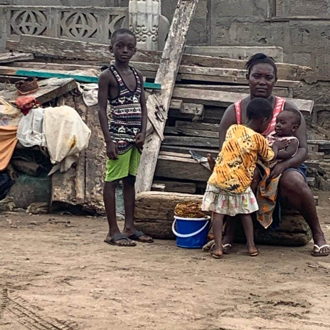 サミュエル・L・ジャクソンさんのインスタグラム写真 - (サミュエル・L・ジャクソンInstagram)「Doing what they got to do, but watching me do my thing & digging it. We all come from somewhere... who knows?! #homecoming #ghana #enslaveddocumentary」8月7日 3時17分 - samuelljackson