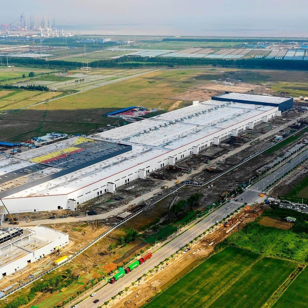 Teslaさんのインスタグラム写真 - (TeslaInstagram)「Tesla Gigafactory Shanghai after only seven months. On track to launch before the end of 2019.」8月7日 3時18分 - teslamotors