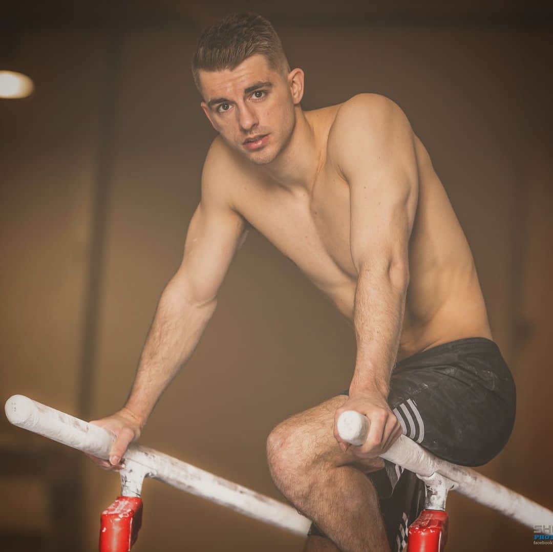 マックス・ウィットロックのインスタグラム：「Hard push on routines today, not long until world trials 🇬🇧👍 📷 - @showshoots」