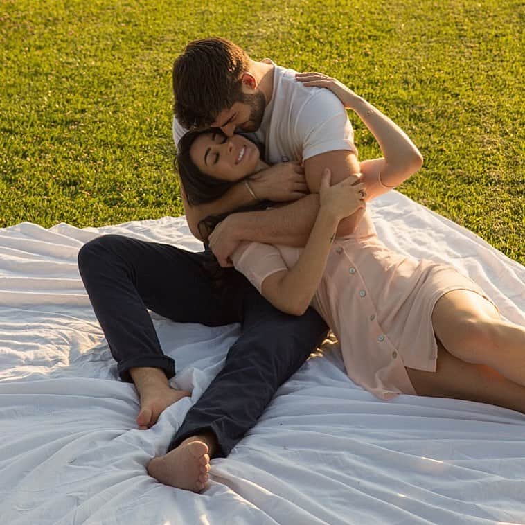 ニック・ベイトマンのインスタグラム：「This photo may look cute and all but this legit broke out into a wrestling match 🤼‍♀️ 😘」