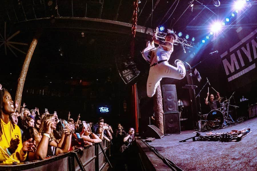 雅-MIYAVI-さんのインスタグラム写真 - (雅-MIYAVI-Instagram)「What an insane (I mean great) crowd Dallas...!!!!!!! 🔥 3 shows in a row in Texas... Here we come! テキサス３DAYS、かましてきます！🤘🏻🤘🏻💥🤠 #Repost @miyavi_staff “NO SLEEP TILL TOKYO” World Tour 2019 Day 7  8.05 #Dallas @treesdallas . Next Up! 8.06 #Houston @scoutbarhouston ． ． 📸By: @zb_images . MIYAVI NEW ALBUM 💿 NO SLEEP TILL TOKYO 7.24 Release⬇️⬇️ https://umj.lnk.to/miyavi_nsttPR . MIYAVI North America Tour 2019 “NO SLEEP TILL TOKYO” . 8/06 - Houston | Scout Bar 8/07 - Austin | Come and Take It Live 8/09 - Mexico City | Sala Puebla 8/11 - San Antonio | Vibes Event Center 8/13 - Chicago | House of Blues 8/15 - Detroit | El Club  8/16 - Toronto | Queen Elizabeth Theatre 8/17 - Montreal | Otakuthon Festival 8/19 - New York | Sony Music Hall  8/20 - Philadelphia | Theatre of Living Arts 8/22 - Washington D.C. | The State Theatre 8/24 - Atlanta | The Masquerade ． MIYAVI “NO SLEEP TILL TOKYO” World Tour 2019 . October: EUROPE November: ASIA December: JAPAN ． MYV CREW Exclusive MIYAVI Birthday Live 2019 . 9月15日(日) 恵比寿 LIQUIDROOM . MIYAVI ファンクラブ ”MYV CREW” 2019年度会員受付中！！ MIYAVI Fan Club“ MYV CREW” 2019 Membership Admission and Renewal Information  ご入会方法は⬇️ http://myv382tokyo.com/myvcrew/about.html ． ． #MIYAVI #NoSleepTillTokyo #NSTT #UnderTheSameSky #DAOKO #千客万来 #SenkyakuBanrai #Diner #ninagawamika #蜷川実花 #MYVCREW #NorthAmerica #USA #CANADA #MEXICO #EUROPE #ASIA #JAPAN #live」8月7日 3時43分 - miyavi_ishihara