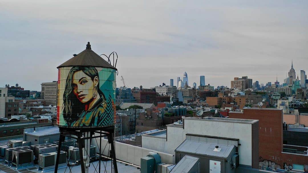 Shepard Faireyさんのインスタグラム写真 - (Shepard FaireyInstagram)「My "Power & Equality" mural on the water tower at @greatbowery is now complete! Through this project, we were able to link back to the building's graffiti and street art history, but also celebrate the LES Girls Club @girlsclubny and board member @rosariodawson for everything they do in the neighborhood. Thanks to @overallmurals for your help and to @louisastpierre for making it happen. Here are some final shots of the water tower which you can see in person if you're in New York!  While I was there, I got to sit down with @PaperMagazine founder David Hershkovits to talk about activism, art, and this community. Visit the link in bio to listen to our full conversation. - Shepard ⠀⠀⠀⠀⠀⠀⠀⠀⠀⁣ 🎥: @chopemdownfilms 🎶: @drumetrics #obey #obeygiant #shepardfairey #rosariodawson #lesgirlsclub #newyork #NY」8月7日 3時45分 - obeygiant
