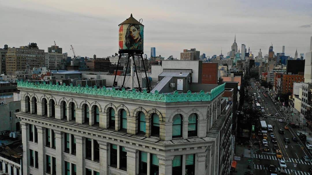 Shepard Faireyさんのインスタグラム写真 - (Shepard FaireyInstagram)「My "Power & Equality" mural on the water tower at @greatbowery is now complete! Through this project, we were able to link back to the building's graffiti and street art history, but also celebrate the LES Girls Club @girlsclubny and board member @rosariodawson for everything they do in the neighborhood. Thanks to @overallmurals for your help and to @louisastpierre for making it happen. Here are some final shots of the water tower which you can see in person if you're in New York!  While I was there, I got to sit down with @PaperMagazine founder David Hershkovits to talk about activism, art, and this community. Visit the link in bio to listen to our full conversation. - Shepard ⠀⠀⠀⠀⠀⠀⠀⠀⠀⁣ 🎥: @chopemdownfilms 🎶: @drumetrics #obey #obeygiant #shepardfairey #rosariodawson #lesgirlsclub #newyork #NY」8月7日 3時45分 - obeygiant