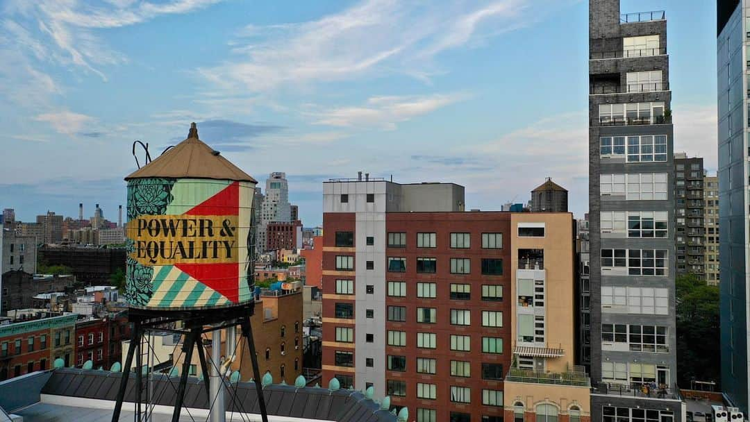 Shepard Faireyさんのインスタグラム写真 - (Shepard FaireyInstagram)「My "Power & Equality" mural on the water tower at @greatbowery is now complete! Through this project, we were able to link back to the building's graffiti and street art history, but also celebrate the LES Girls Club @girlsclubny and board member @rosariodawson for everything they do in the neighborhood. Thanks to @overallmurals for your help and to @louisastpierre for making it happen. Here are some final shots of the water tower which you can see in person if you're in New York!  While I was there, I got to sit down with @PaperMagazine founder David Hershkovits to talk about activism, art, and this community. Visit the link in bio to listen to our full conversation. - Shepard ⠀⠀⠀⠀⠀⠀⠀⠀⠀⁣ 🎥: @chopemdownfilms 🎶: @drumetrics #obey #obeygiant #shepardfairey #rosariodawson #lesgirlsclub #newyork #NY」8月7日 3時45分 - obeygiant