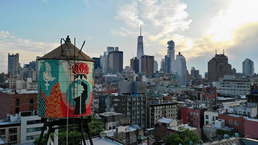 Shepard Faireyさんのインスタグラム写真 - (Shepard FaireyInstagram)「My "Power & Equality" mural on the water tower at @greatbowery is now complete! Through this project, we were able to link back to the building's graffiti and street art history, but also celebrate the LES Girls Club @girlsclubny and board member @rosariodawson for everything they do in the neighborhood. Thanks to @overallmurals for your help and to @louisastpierre for making it happen. Here are some final shots of the water tower which you can see in person if you're in New York!  While I was there, I got to sit down with @PaperMagazine founder David Hershkovits to talk about activism, art, and this community. Visit the link in bio to listen to our full conversation. - Shepard ⠀⠀⠀⠀⠀⠀⠀⠀⠀⁣ 🎥: @chopemdownfilms 🎶: @drumetrics #obey #obeygiant #shepardfairey #rosariodawson #lesgirlsclub #newyork #NY」8月7日 3時45分 - obeygiant