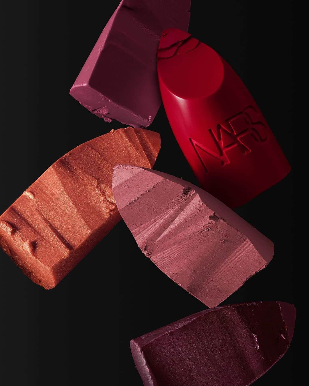 NARSさんのインスタグラム写真 - (NARSInstagram)「Radically lightweight. Unprecedented feel. Lips get dressed with a new formula that’ll keep you swiping for more. #norulesjustlips」8月7日 3時47分 - narsissist