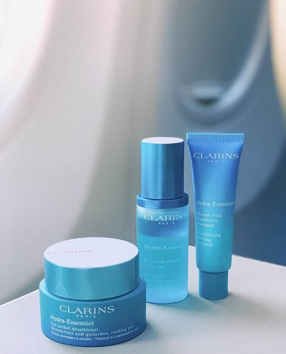 CLARINSさんのインスタグラム写真 - (CLARINSInstagram)「Feeling fresh this #TravelTueaday thanks to these 💎s for mid-flight hydration! Pro tip: Swipe on our Hydra-Essentiel Moisturizing Reviving Eye Mask 10 minutes before landing for wake-up sleepy eyes #ClarinsSkincare 📷: @dhiayasmien」8月7日 3時52分 - clarinsusa