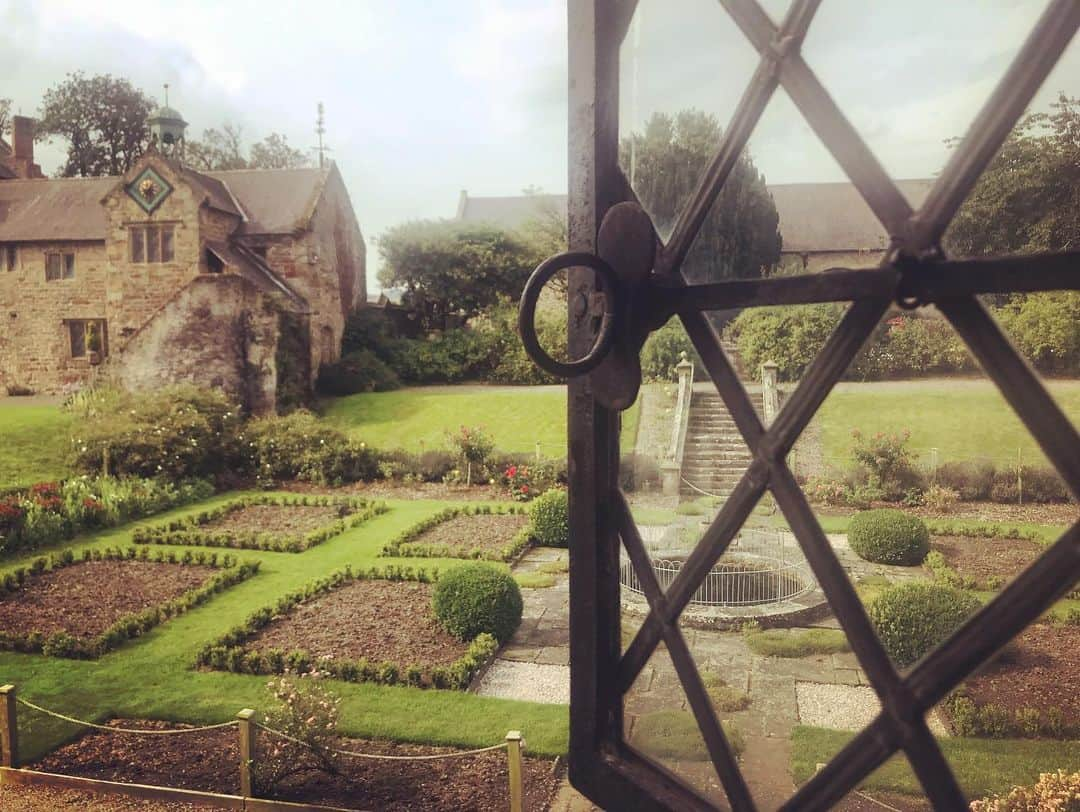 Rie fuさんのインスタグラム写真 - (Rie fuInstagram)「Sundial and girl #wales #estate #uk #historical #site イギリス生活の最後に、ウェールズの博物館のような邸宅に滞在させていただき、美しいピアノの音色に感動🎹」8月7日 4時01分 - riefuofficial