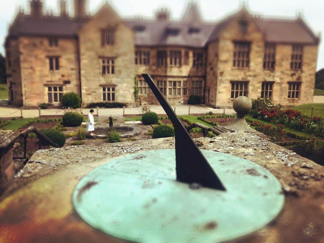 Rie fuさんのインスタグラム写真 - (Rie fuInstagram)「Sundial and girl #wales #estate #uk #historical #site イギリス生活の最後に、ウェールズの博物館のような邸宅に滞在させていただき、美しいピアノの音色に感動🎹」8月7日 4時01分 - riefuofficial