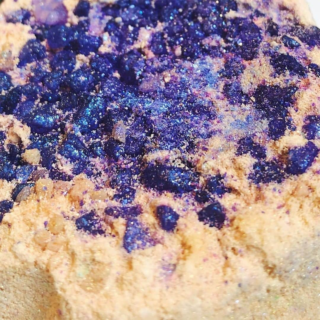 LUSH Cosmeticsさんのインスタグラム写真 - (LUSH CosmeticsInstagram)「This lil' Geode doesn't take thousands of years to form - just 24 hours in our factory! Geode Bath Bomb is rich with minerals to thoroughly cleanse and soothe while you soak. Plus it's totally free from packaging so you can live your eco-friendly fantasy. 😍💕 / 📷: @portraeyes⁠ *⁠ *⁠ *⁠ *⁠ *⁠ #veganbeauty #crueltyfreebeauty #crueltyfree #crueltyfreecosmetics #veganlife #vegan #greenbeauty #vegansofig #veganliving #vegans #sustainable #handmade #eco #sustainability #gogreen #sustainableliving #ethicallymade #zerowaste #environment」8月7日 4時05分 - lushcosmetics