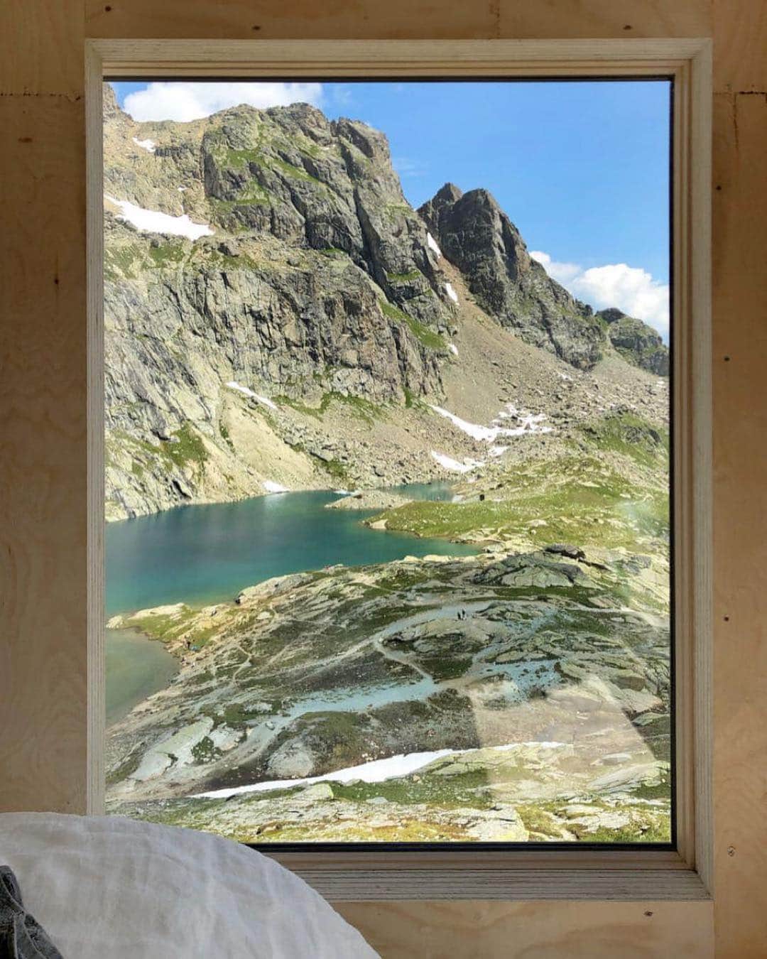 Design Milkさんのインスタグラム写真 - (Design MilkInstagram)「FYI: this is NOT a painting. It’s actually the spectacular view from the @on_running On Mountain Hut. 🏔 Learn more about this temporary minimalist eco-#cabin in #Switzerland on designmilk.com. \\\ photo by @typefiend」8月7日 4時35分 - designmilk