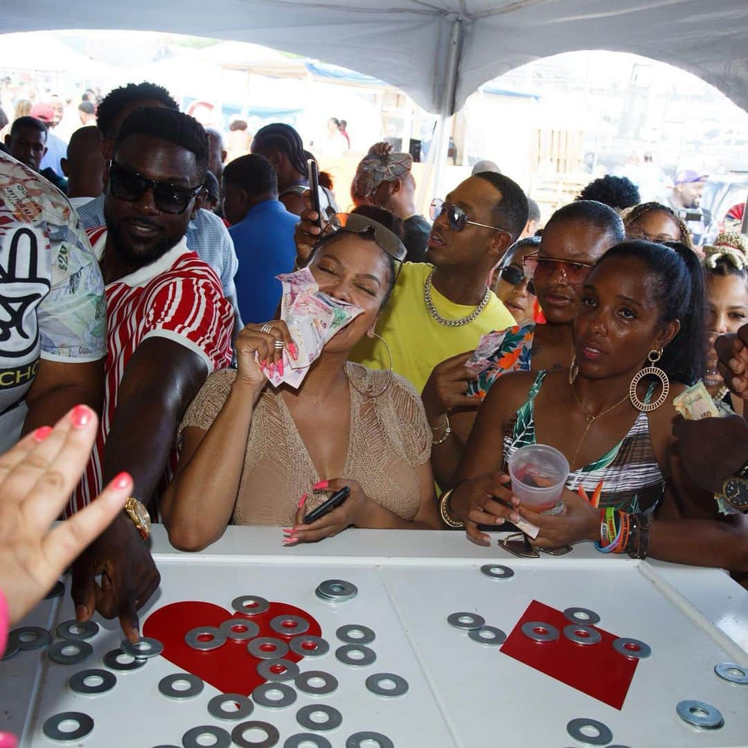 ラ・ラ・アンソニーさんのインスタグラム写真 - (ラ・ラ・アンソニーInstagram)「Gambling in Bermuda is something serious 🤣🤣🤣as you see me & @lancegross were focused. @iamterrencej was in his own world taking selfies & sh%t 🤣🤣」8月7日 4時33分 - lala