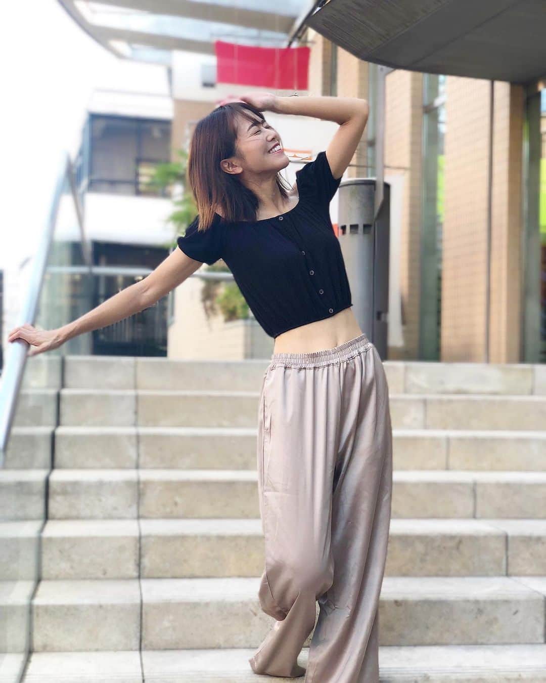 のインスタグラム：「おはようございます🌞 最近パンツスタイルが好きになりました^ ^ ヒールを履くと 脚が長くみえるし楽だしたまらん🥳 . トップス▷ @forever21  パンツ▷ @poprea_official . . #パンツ #ワイドパンツ #カジュアルコーデ #summer」