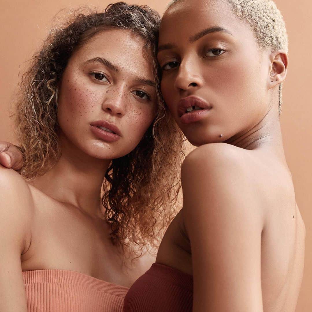 ipsyさんのインスタグラム写真 - (ipsyInstagram)「Dewy or matte: What side of the skin-finish debate do you fall on? (This just may be the toughest question you answer all day.) || #ipsy #ipsybareyourself @dmonxo & @alext_watson」8月7日 4時40分 - ipsy