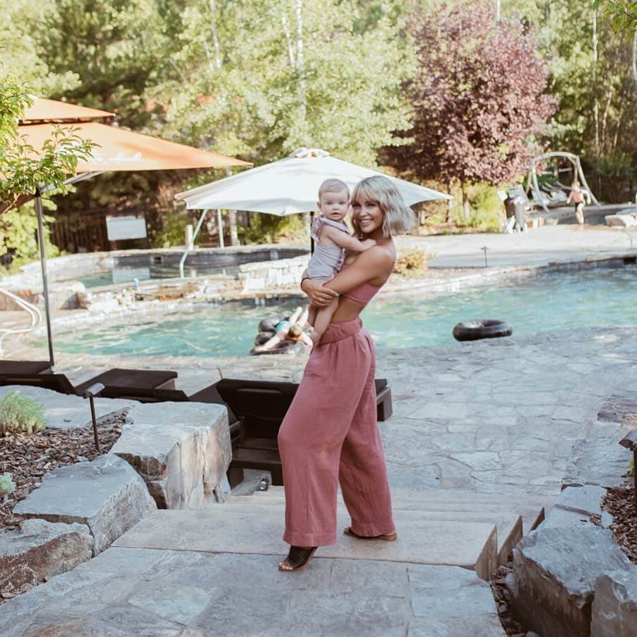 Cara Van Brocklinさんのインスタグラム写真 - (Cara Van BrocklinInstagram)「With the craziness of our summer and the chaos surrounding moving house, there has been nothing better for our family than getting away to @thewildernessclubresort ! This place is seriously full of mountain magic and so much so that we want to give YOU all a chance to experience it for yourselves!! We have teamed up with @thewildernessclubresort to give one lucky winner a 4 day, 3 night vacation to this incredible spot in the mountains of Montana! To enter you must: - Follow @caraloren and @thewildernessclubresort - comment below using hashtag #wildernessclubmontana2020  Best of luck, winner will be announced on Friday, August 9th on my IG story!!」8月7日 4時45分 - caraloren