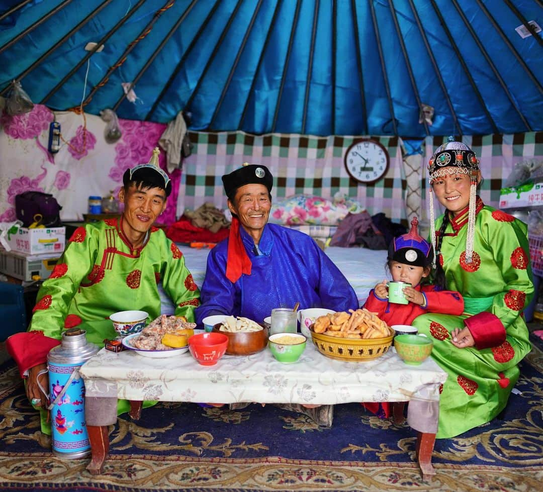 Michael Yamashitaさんのインスタグラム写真 - (Michael YamashitaInstagram)「At least for part of the year, this semi-nomadic Mongolian family drives their herds across the summer grasslands to graze. In their ger, the round tent they call home, the family poses for a few photos in their traditional dress. Using Sony’s Eye Autofocus, and the 1.4 aperture of the 24mm G Master lens, I am easily able to keep the incredible sharpness where it counts, the eyes.  EXIF: 1/160sec, f/1.4, ISO250 #SonyAlpha #A7RIV + #SonyGMaster #SEL24F14GM #SonyEyeAF @sonysingapore #InnerMongolia #yurt #Mongolian」8月7日 4時54分 - yamashitaphoto