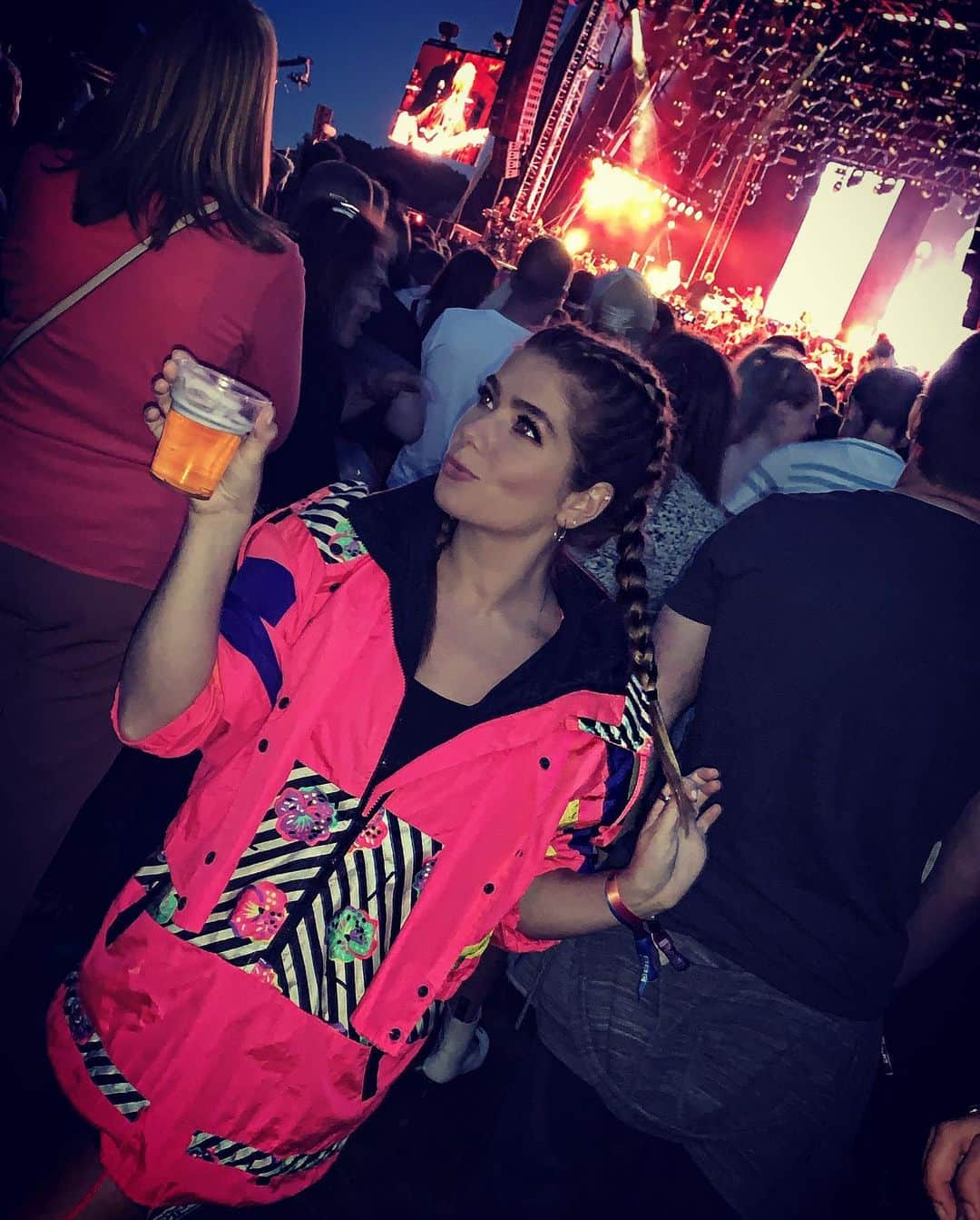 ニッキー・サンダーソンさんのインスタグラム写真 - (ニッキー・サンダーソンInstagram)「For those asking where my jacket is from.... it’s a vintage number from @hartwork._ 💕  #vintage #vintagejacket #drinks #concert #fashion #neonpink #pout #pose #plaits」8月7日 4時54分 - niknaksanderson