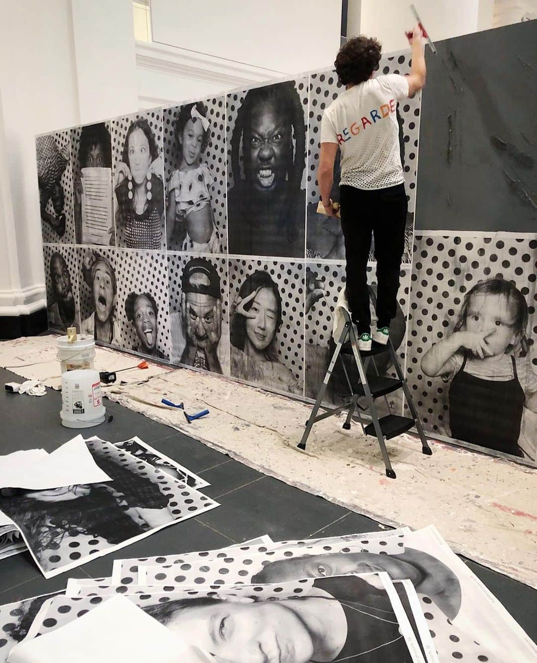 ブルックリン美術館さんのインスタグラム写真 - (ブルックリン美術館Instagram)「Regarde! Installation is now underway for JR: Chronicles, opening October 4. If you can't wait until fall to take in two decades of @jr's ambitious public art projects, stop by our Great Hall and see portraits of our own community members temporarily on view as part of his @insideoutproject. #jrbkm」8月7日 5時06分 - brooklynmuseum