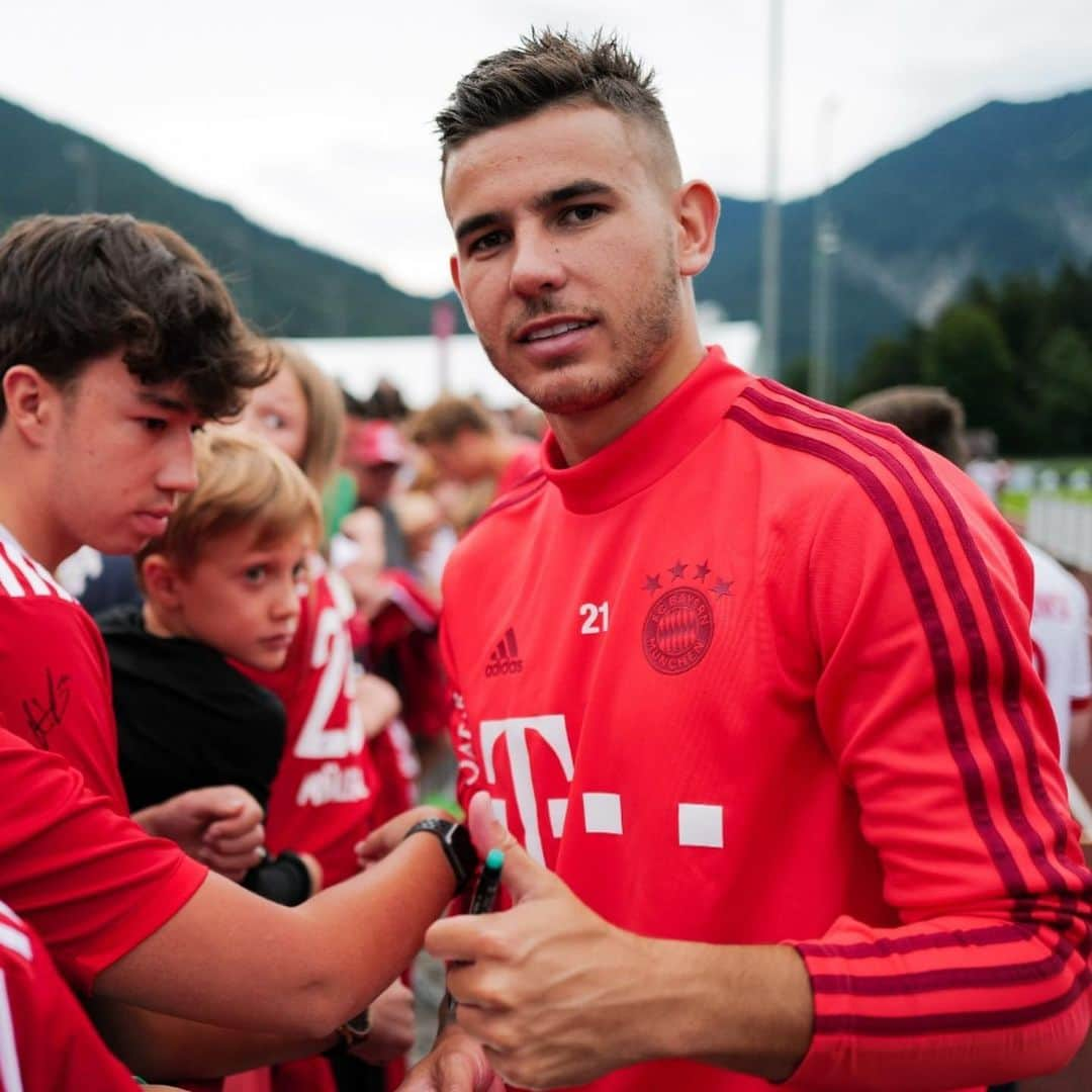 バイエルン・ミュンヘンさんのインスタグラム写真 - (バイエルン・ミュンヘンInstagram)「Servus, @lucashernandez21! 👋😍First day of our training camp at #Tegernsee! 🏔 #FCBayern #MiaSanMia」8月7日 5時07分 - fcbayern