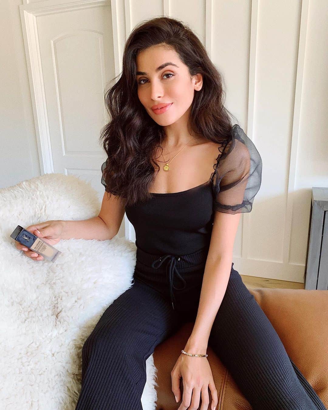 Sazan Hendrixさんのインスタグラム写真 - (Sazan HendrixInstagram)「feeling like a cool mom in this photo but do you wanna see what a real day in my TX life looks like? Grab a snack & come watch 🍿Link in my bio! @yslbeauty #yslbeautycrew」8月7日 5時15分 - sazan