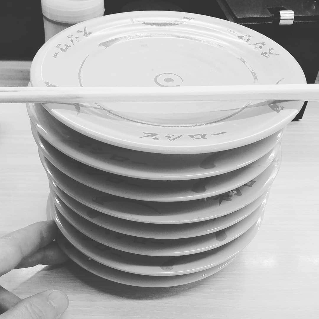 松本隆博のインスタグラム：「。 最近よくあるのが地方へ 飛行機で行きイベントして すぐまた飛行機で帰ってくる ^^;。 ぶっちゃけ、 施設だし予算もない。 家路に着き、 回転寿司で独り打ち上げ。 … 貧乏性の僕は 百円皿のものしか遠慮して 喰えない^^;。 これで充分さ(^-^) このエネルギーをまた誰か に喜んで貰う為に使えたら それでいい♪ 回り回ってまた自分に戻る。 回転寿司喰いながらそう思う。」