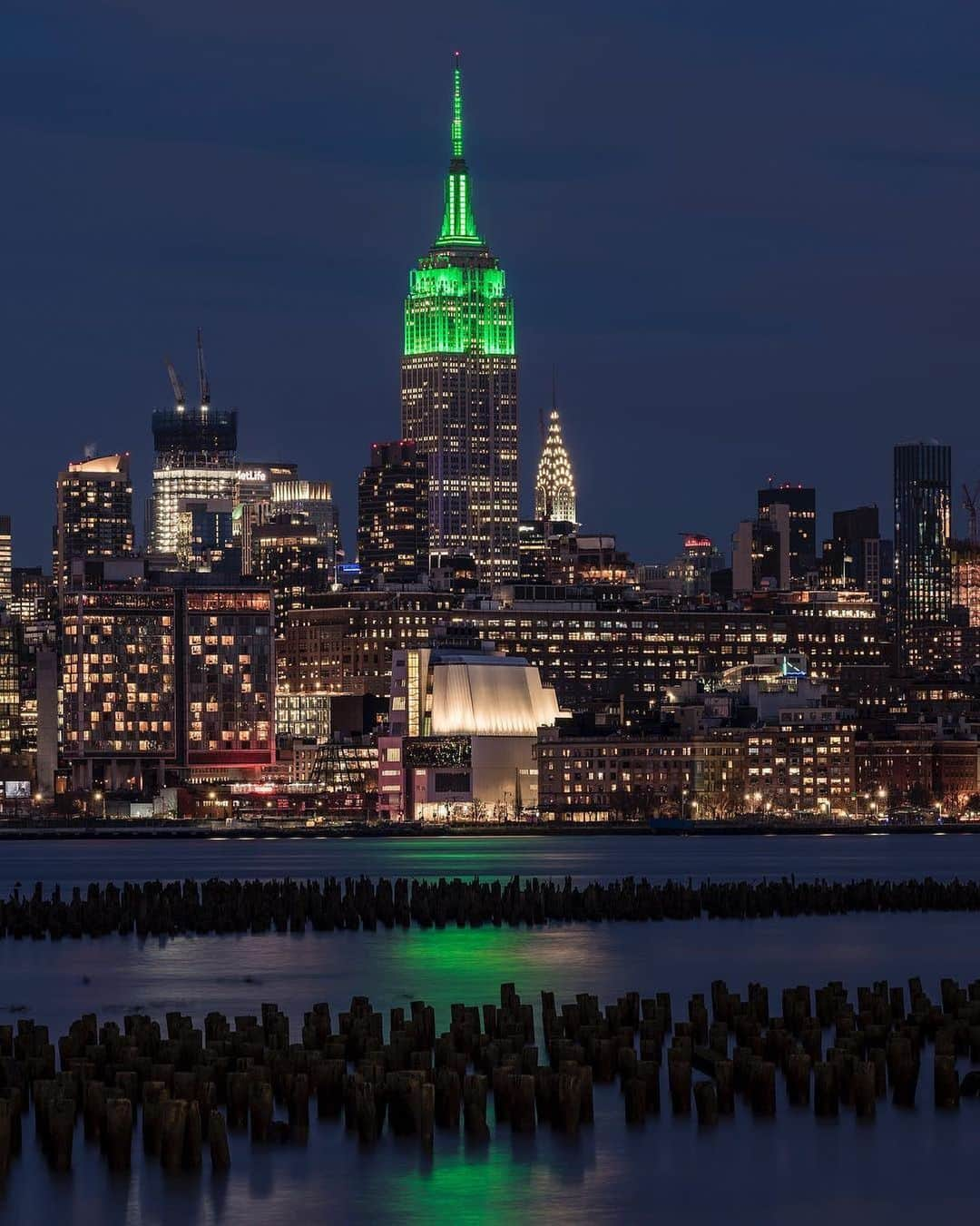 Empire State Buildingさんのインスタグラム写真 - (Empire State BuildingInstagram)「Hit’em high & let’em fly!🏌️‍♂️ . We’re illuminating in green this evening in honor of @TheNTGolf. #EmpireStateBuilding ⛳️ . 📸: @vikvik7/Instagram」8月7日 5時22分 - empirestatebldg