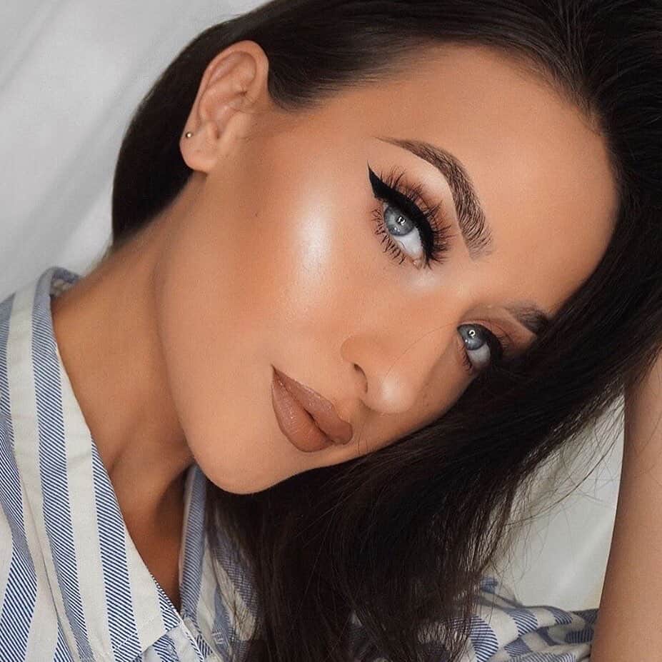 Benefit Cosmeticsさんのインスタグラム写真 - (Benefit CosmeticsInstagram)「The bronzed & the beautiful 💕 @makeupemalii reaches for #hoola quickie contour stick to get her sculpted look & #BADgalBANG mascara to accentuate her lower lashes! #regram #friendswithbenefit」8月7日 5時23分 - benefitcosmetics