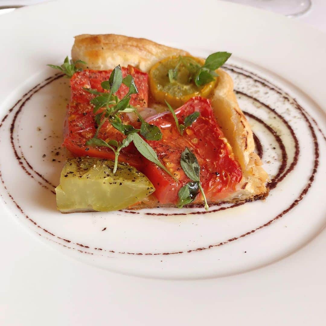 草間淑江さんのインスタグラム写真 - (草間淑江Instagram)「・ ・ パリに来ています。 ・ ・ ランチは三つ星レストラン アルページュでお野菜コース いただきました🇫🇷🍾 ・ ・ 芸術的💕💕 ・ ・ #アルページュ#フランス#三つ星レストラン#野菜料理#旅の食事」8月7日 5時31分 - yoshie_kusama