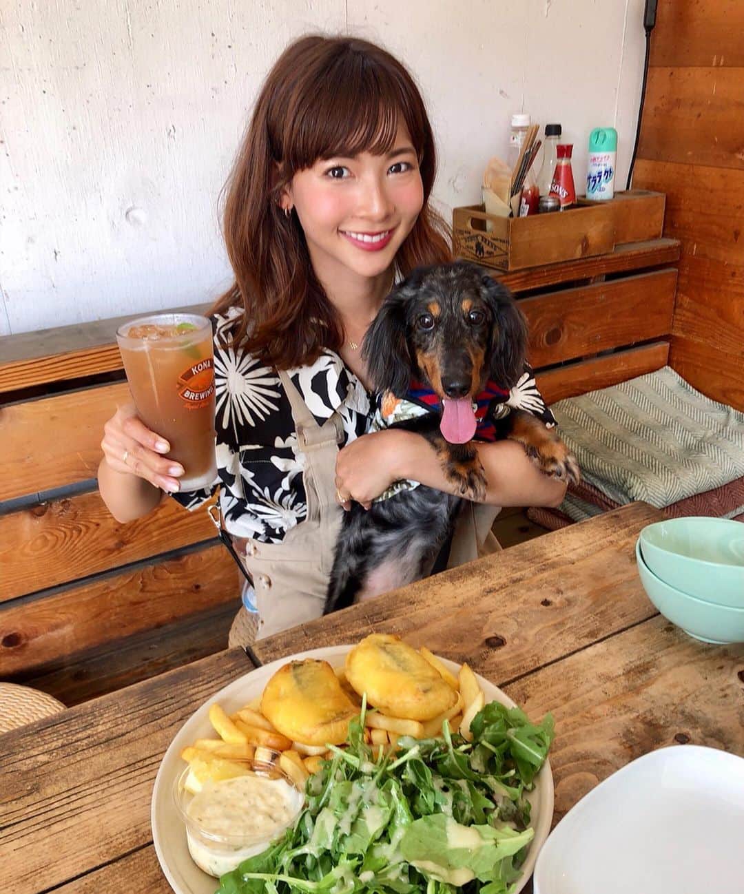 のインスタグラム：「🐶♡ 久しぶりに家族でお出かけ✨✨ 釣りじゃないのに海に来たのは いつぶりだろう٩( ᐖ )۶?!🌴🌺🐠 ＊ フィッシュ＆チップスを食べて😋 海辺を散歩して👣良い休日💜 #ウォルトくん #相変わらず波にビビりまくり 🤣🌊 ＊  #dog #dogsofinstagram #miniaturedachshund #dachshund #silverdapple #dogwear #FINEDS #犬 #わんこ #愛犬 #ウォルト #ダックス #ミニチュアダックスフント #シルバーダップル #可愛い #防虫ウェア #アロハシャツ #海コーデ #阪本智子」