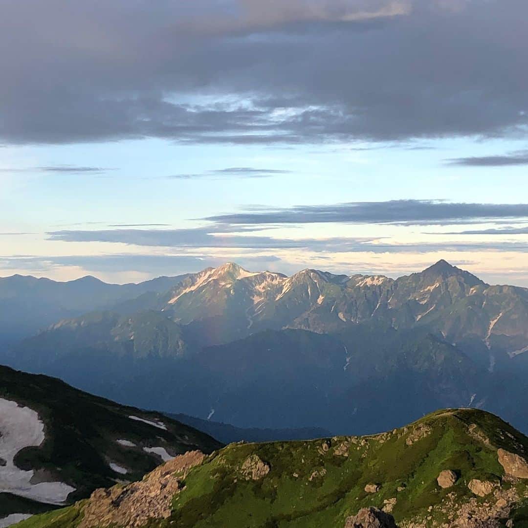 松田悟志さんのインスタグラム写真 - (松田悟志Instagram)「右奥に見える剣岳の左のほう、画面中央より少し左にサンピラー（柱状の虹）が出てます。肉眼ではすごくよく見えるんだけど、ここがスマホの限界か。 #登山 #トレッキング #サンピラー #🌈」8月7日 5時37分 - matsuda_satoshi1216